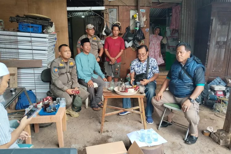 Aparatur Kecamatan Sawangan bersama Polsek Bojongsari dan Satpol PP tengah melakukan sidak Pengepulan Sampah  di Jalan H Sulaiman RT3/7, Kelurahan Bedahan, Kecamatan Sawangan, Selasa (13/5) Siang.  (RISKY DWI LESTARI/RADAR DEPOK)