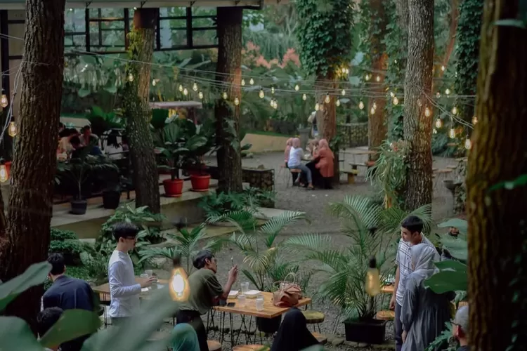 Suasana syahdu nongkrong suasana hutan pinus di Aranya Coffee and Forest (Instagram/@aranya.id)