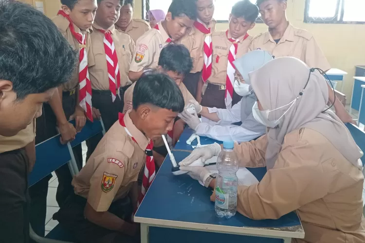 Pelaksaan penjaringan kesehatan kepada siswa SMPN 28 Depok, yang terletak  di Jalan Tugu Raya, Kelurahan Tugu, Kecamatan Cimanggis (ANDIKA EKA/RADAR DEPOK)