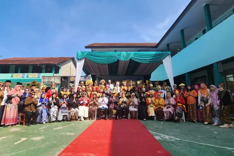 KEBHINEKAAN : Foto bersama seluruh guru dan siswa yang menampilkan ragam budaya Indonesia di MTsN Depok dalam panen raya P5 (ANDIKA EKA/RADAR DEPOK)