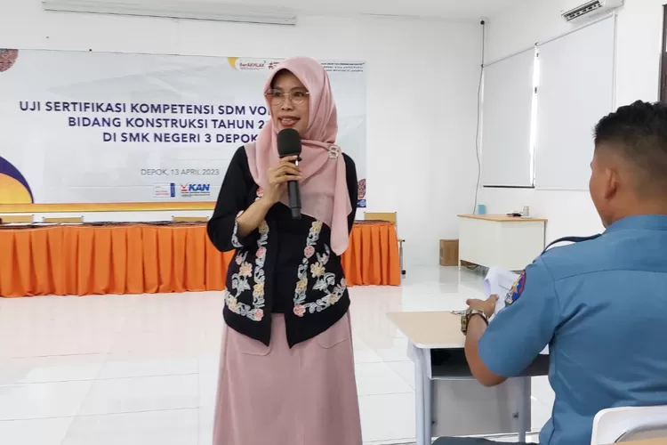 Humas SMKN 3 Depok, Nurhayati saat memberikan pembinaan kepada siswanya di sekolahnya (ANDIKA EKA/RADAR DEPOK)
