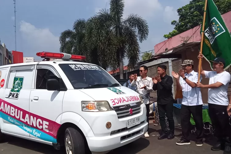 Wakil Walikota Depok, Chandra Rahmansyah (pegang pataka PKB) saat peluncuran enam Mobil Siaga di Kantor DPC PKB Kota Depok (ARNETKELMANUTU/RADARDEPOK)