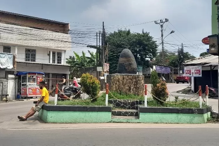 LOKASI : Potret Tugu Batu Sawangan yang terletak di Jalan Muchtar, Kelurahan Sawangan Baru, Kecamatan Sawangan, Kota Depok, Jumat (16/5). (ALDY RAMA/RADAR DEPOK)