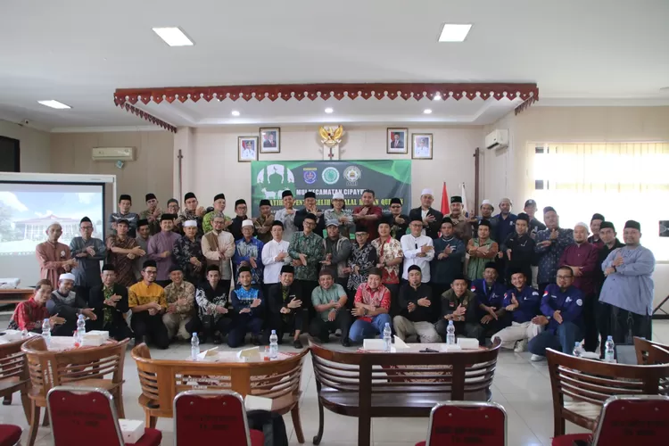 Suasana pelatihan penyembelihan halah hewan qurban di Aula Kecmatan Cipayung, Kota Depok, Kamis (15/5). (AGNESYA WIANDA/RADAR DEPOK)