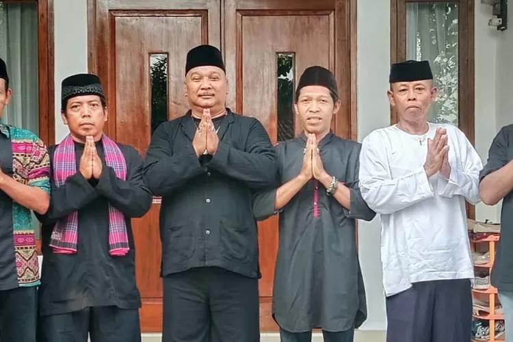 KOMPAK : Ketua RW1 Duren Mekar, Abdul Wahid (ketiga dari kiri) foto bersama jajaran pengurus lingkungan RW1 Duren Mekar, Kecamatan Bojongsari, Kota Depok. (ALDY RAMA/RADAR DEPOK)