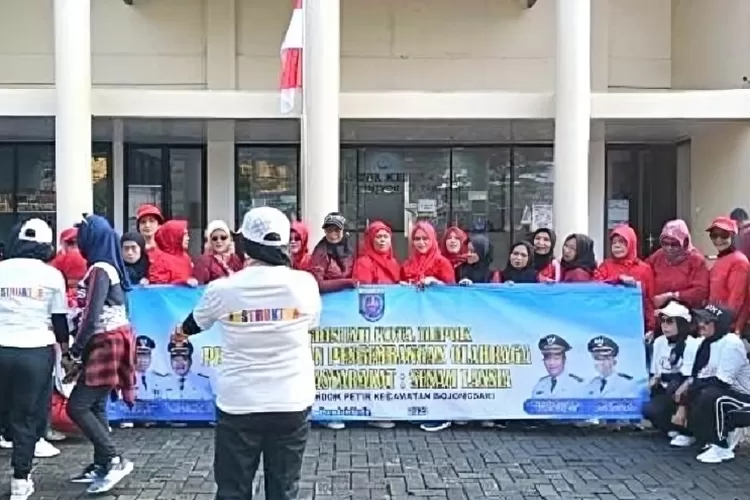 Situasi : Rutinitas senam lansia, di halaman kantor Kelurahan Pondok Petir, Kecamatan Bojongsari, Jumat (16/5). (RISKY DWI LESTARI/RADARDEPOK)