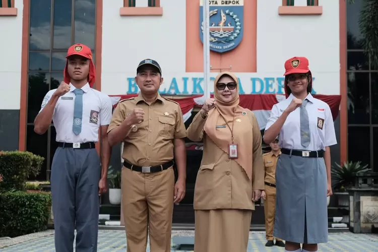 Wakil Walikota Depok, Chandra Rahmansyah melepas 2 capaska asal Kota Depok, di lapangan Balaikota Depok, Senin (19/5). (ANDIKA EKA/RADAR DEPOK)
