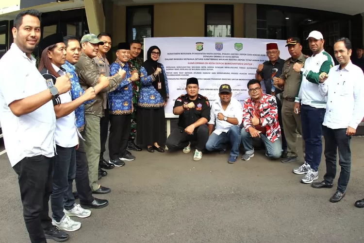 Walikota Depok Supian Suri, Kapolres Metro Depok Kombes Abdul Waras, dan Dandim 0508 Depok Kolonel Inf Iman Widhiarto, bertemu dengan delapan petinggi ormas ternama di Kota Depok, Selasa (20/5). (POLRES METRO DEPOK)