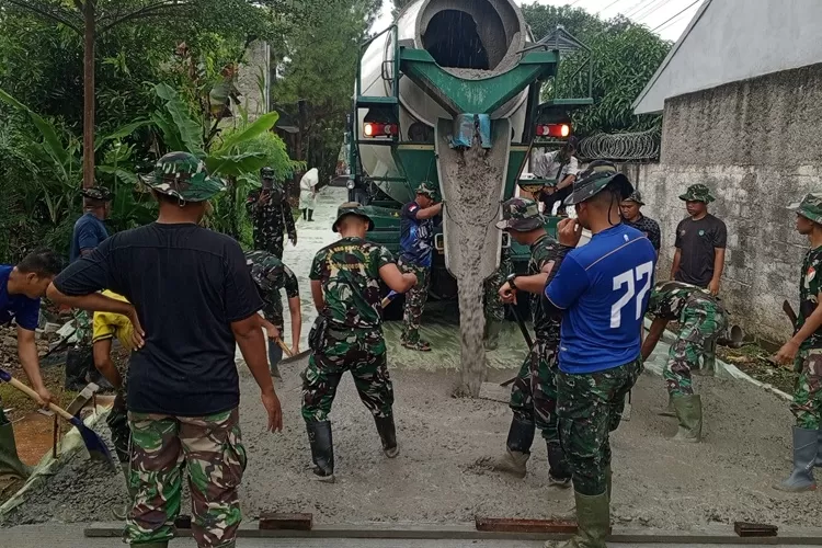 Pengerjaan pengecoran jalan program TMMD ke 124 hari ke 15 di Kavling Pertamina, Kelurahan Harjamukti, Kecamatan Cimanggis, Kota Depok, Rabu (21/5). (AGNESYA WIANDA/RADAR DEPOK)