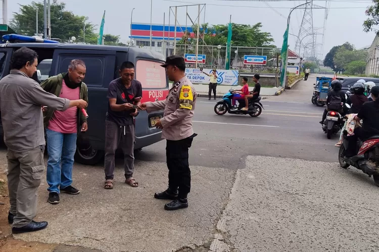 Anggota Polsek Bojongsari mengamankan sejumlah juru parkir yang ditenggarai kerap meresahkan masyarakat, Rabu (21/5) (POLSEK BOJONGSARI)