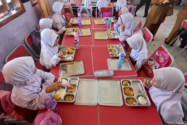 ILUTRASI Siswa SDN saat menerima Program MBG. Pemkab Bogor melakukan pemeriksaan pada 24 SPPG untuk mengantisipasi kasus keracunan makanan.  (DOKUMEN KABAR BOGOR)