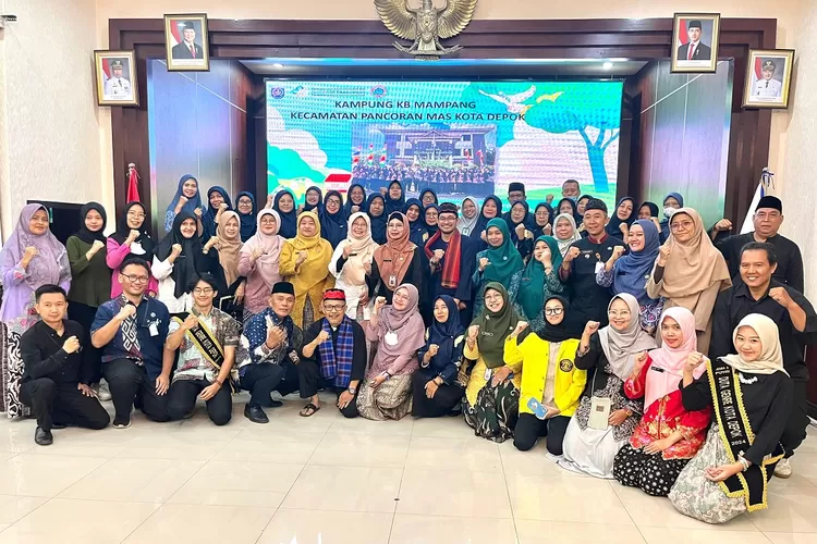 Perlombaan Kampung Keluarga Berkualitas (KB) di Aula Teratai Balaikota Depok, oleh Kelurahan Mampang, Kecamatan Pancoranmas, Kamis (22/5). (RISKY DWI LESTARI/RADAR DEPOK)