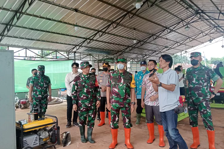 Dandim 0508/Depok Kolonel Inf Iman Widhiarto menjelaskan mengenai pengolahan sampah pada kunjungan Wasev dari Markas Besar TNI AD, Brigjen Taufiq Shobiri di Tanah Merah, Cipayung, Kota Depok, Jumat (23/5). (AGNESYA WIANDA/RADAR DEPOK)