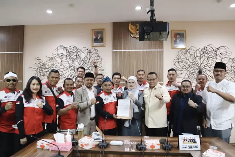 Belasan perwakilan karyawan Hotel Bumi Wiyata mengadu ke DPRD Kota Depok, Jumat (23/5). Mereka diterima oleh Fraksi Gerindra. (Fraksi Gerindra DPRD Kota Depok)