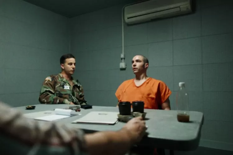 Salah satu adegan Tahar Rahim dalam film The Mauritanian (imdb.com)