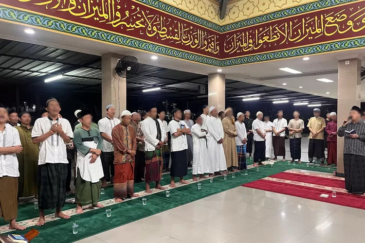 Lapas Cibinong menggelar kegiatan keagamaan rutin berupa pengajian dan penampilan hadroh, yang diikuti oleh warga binaan, di Masjid At Taubah lingkungan lapas, Kamis (22/5). (Lapas Cibinong)