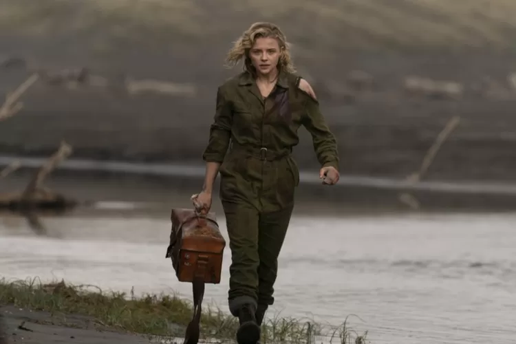 Cuplikan Chlo&euml; Grace Moretz dalam film Shadow in the Cloud (imdb.com)