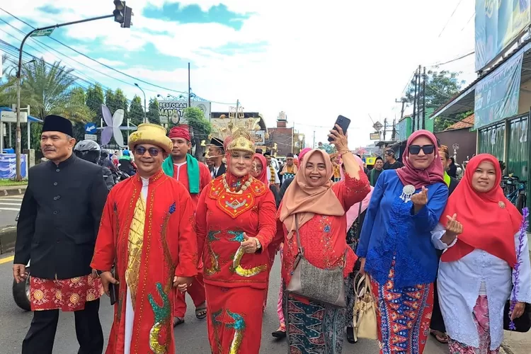 Antusias warga yang berbondong-bondong mendatangi acara Keriaan Bojongsari, di halaman Kecamatan Bojongsari, Sabtu (24/5) Pagi. Nampak Camat Bojongsari, Rijal Farhan ikut pawai (kiri).  (RISKY DWI LESTARI/RADAR DEPOK)