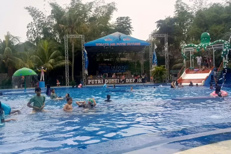 Pengunjung yang sedang berenang di kolam berenang Putri Duyung, Kelurahan Bedahan, Kecamatan Sawangan, Minggu (25/5) Siang.  (RISKY DWI LESTARI/RADAR DEPOK)