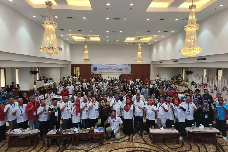 Herry Suprianto kembali terpilih menjadi Ketua Umum Komite Olahraga Nasional Indonesia (KONI) Kota Depok periode 2025-2029. Ia mendapat suara mayoritas aklamasi dalam Musyawarah Olahraga Kota (Musorkot), di Balaikota Depok, Sabtu (24/5). Dari total 48 cabang olahraga, ia mengantongi 43 dukungan. (RISKY DWI LESTARI/RADAR DEPOK)