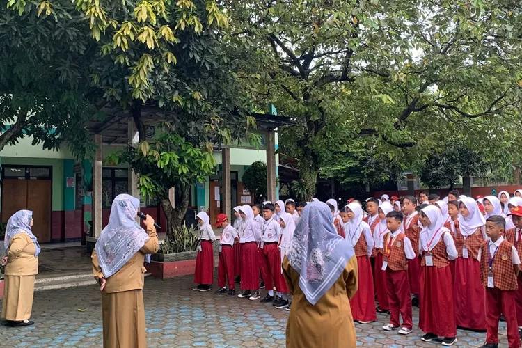 Pemberian arahan sebelum menjalankan pelaksanaan PSAJ di SDN Cilangkap 8.   (ANDIKA EKA/RADAR DEPOK)