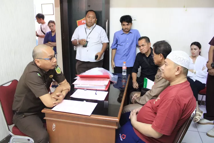 INTEROGASI : Oknum Anggota DPRD Depok, Rudy Kurniawan (Peci putih) menghadap ke Kejaksaan Negeri (Kejari) Depok atas kasus pelecehan anak di bawah umur, Selasa (27/5). (DOKUMENTASI KEJARI DEPOK)