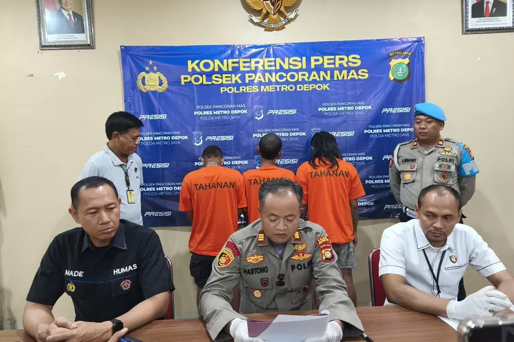 Kapolsek Pancoranmas, AKP Hartono melakukan jumpa pers penangkapan anak punk yang memalak di Cipayung, Selasa (27/5).  (RISKY DWI LESTARI/RADAR DEPOK)