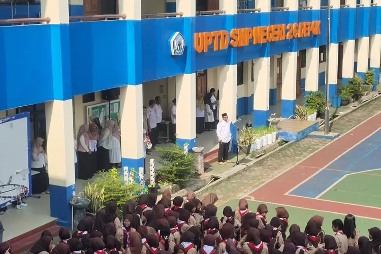 Pelaksanaan upacara mingguan di SMPN 26 Depok, yang terletak di Jalan Mangga, Kelurahan/Kecamatan Beji.  (ANDIKA EKA/RADAR DEPOK)