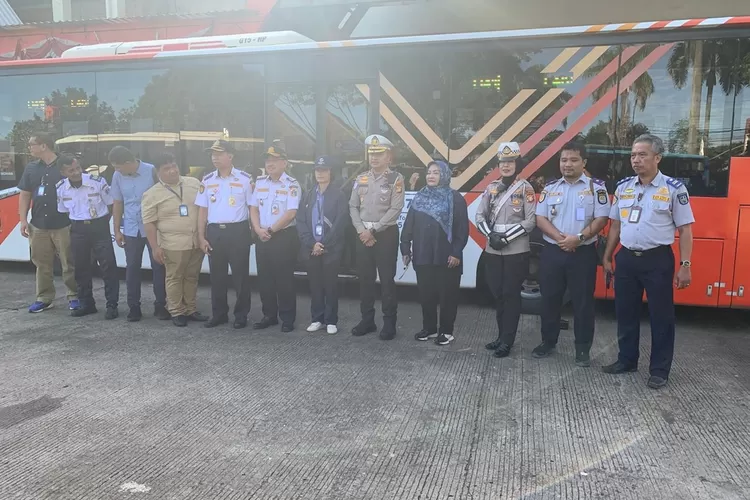 Gladi resik persiapan peluncuran Transjakarta rute Sawangan &ndash; Lebak Bulus, Selasa (27/5).  (RISKY DWI LESTARI/RADAR DEPOK)