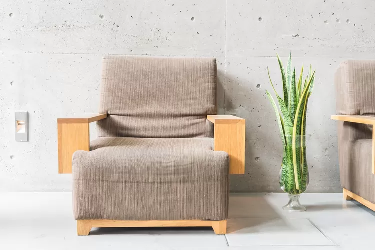 Desain kursi santai minimalis untuk rumah modern (freepik.com)