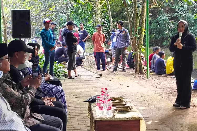 SAMBUTAN : Anggota DPRD Kota Depok, Qonita Lutfiyah (beri sambutan), saat memberikan sambutan menghadiri mancing bareng dan ngubek empang yang berlangsung di Kali Angke, Kelurahan Duren Seribu, Kecamatan Bojongsari, Kota Depok. (ALDY RAMA/RADAR DEPOK)