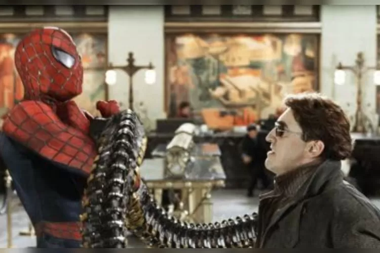Cuplikan Tobey Maguire dan Alfred Molina dalam film SpiderMan 2 (imdb.com)