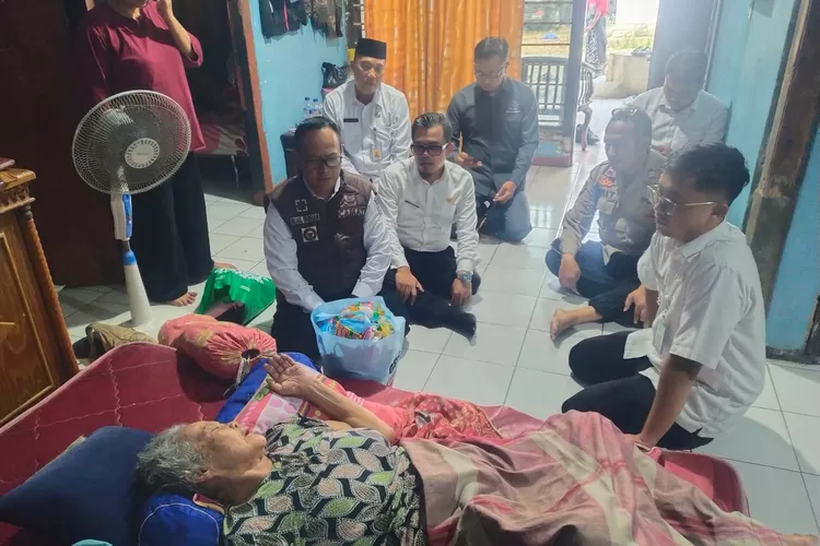 Aparatur Kecamatan Bojongsari bersama Aparatur kelurahan Pondok Petir, dalam Gerakan Peduli Sesama (GPS) menyambangi rumah warga RT3/1 Kelurahan Pondok Petir, Kecamatan Bojongsari, Rabu (28/5) siang. (RISKY DWI LESTARI/RADAR DEPOK)