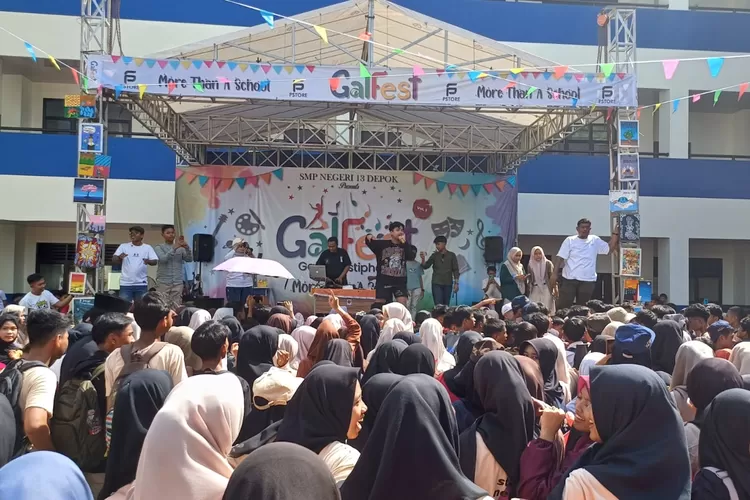 Pelaksanaan Pensi Galfest di halaman SMPN 13 Depok, yang terletak di Jalan H Saleh, Kelurahan/Kecamatan Limo, pada Rabu (28/5).  (ANDIKA EKA/RADAR DEPOK)