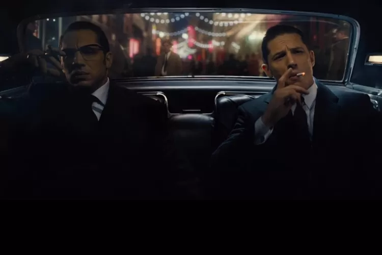 Tom Hardy menjadi peran ganda dua saudara gangster di film Legend (imdb.com)