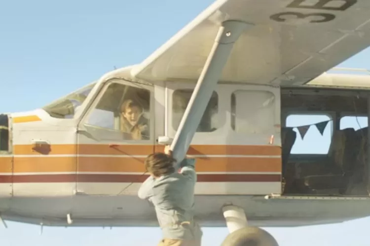 Adegan menegangkan saat di pesaat dalam film Horizon Line tayang di Bioskop Trans TV (imdb.com)