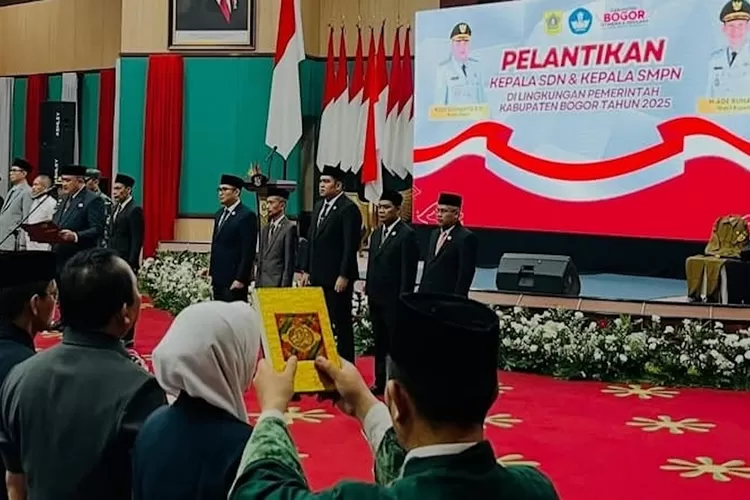 Para kepala sekolah yang dilantik sedang diambil sumpah jabatan.  (KABAR BOGOR)