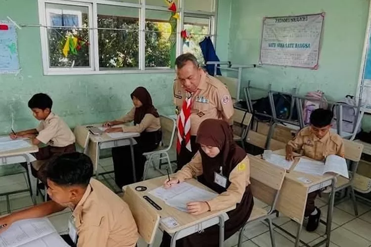 Kadisdik Bambang Widodo Tawekal saat meninjau aktivitas belajar mengajar di salah satu aekolah. KABAR BOGOR ( KABAR BOGOR)