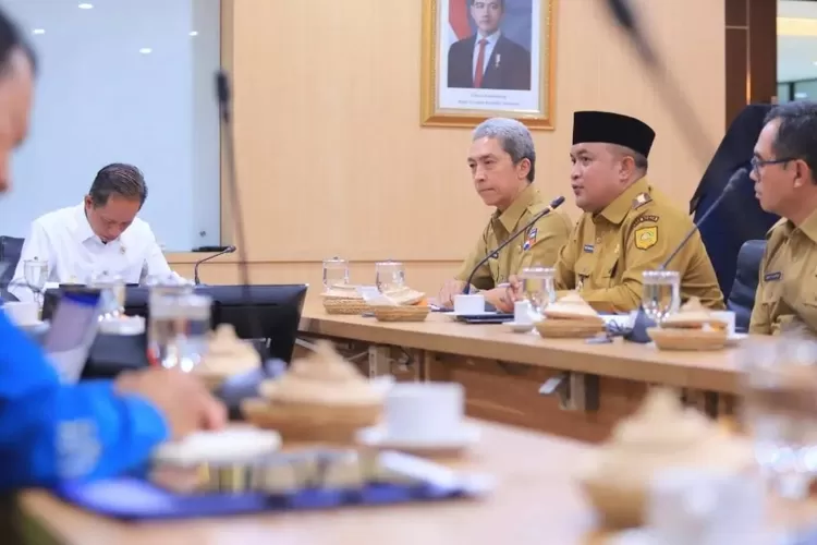 Bupati Bogor Rudy Susmanto dan Wali Kota Bogor Dedie A. Rachim menyampaikan persoalan sampah kepada Menteri LH/BPLH Hanif Faisol Nurofiq pada Senin, 2 Juni 2025.