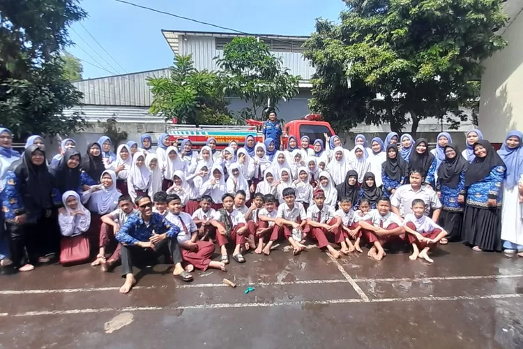 Pelaksanaan kegiatan engumuman kelulusan di SDN Tapos 2, yang Jalan Mayor Idrus, Kelurahan/Kecamatan Tapos. (ANDIKA EKA/RADAR DEPOK)