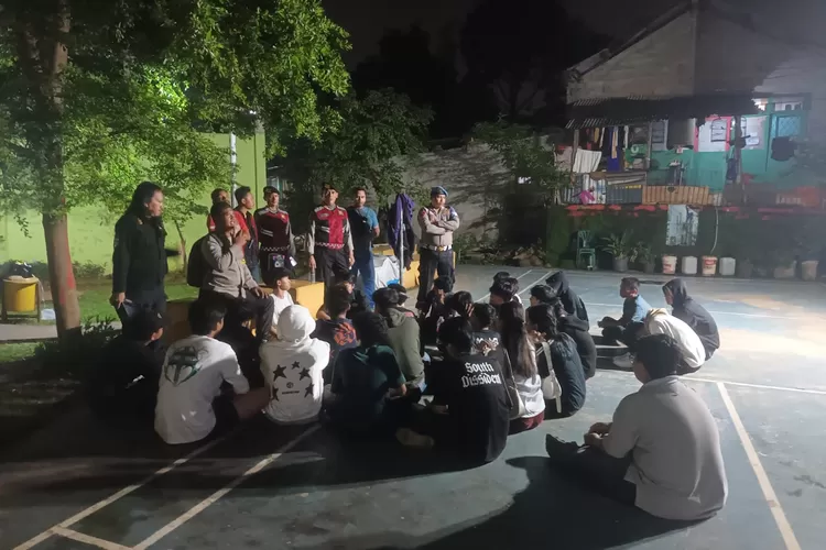 Polsek Cinere menangkap 25 remaja yang tengah asyik pesta minum-minuman keras, di sebuah taman umum, Kelurahan Pangkalanjati, Kecamatan Cinere, Kota Depok, Minggu (1/6). (POLSEK CINERE)
