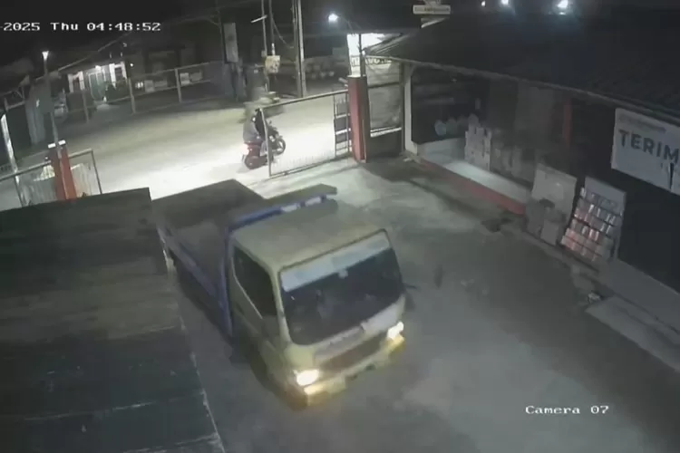 Tangkapan CCTV Pencurian truk di TB Klik Bangunan, Jalan Raya Curug RT2/9, Kelurahan Curug, Kecamatan Bojongsari, Minggu (31/5).  (DOKUMEN NARASUMBER)