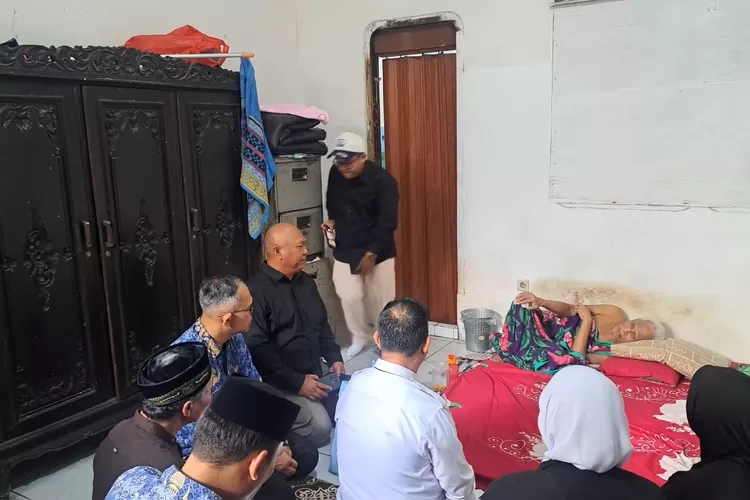 Aparatur Kecamatan Bojongsari dan kelurahan Bojongsari baru saat menyambangi lansia mengidap sakit di lingkungan RW8 Kelurahan Bojongsari Baru, Kecamatan Bojongsari, Selasa (3/6)  (RISKYDWILESTARI/RADARDEPOK)