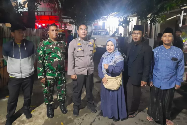Aparatur Kelurahan Serua, dan 3 Pilar Kelurahan meninjau rumah warga yang terbakar RT3/2, Kelurahan Serua, Kecamatan Bojongsari, Minggu (1/6) malam. (RISKYDWILESTARI/RADARDEPOK)