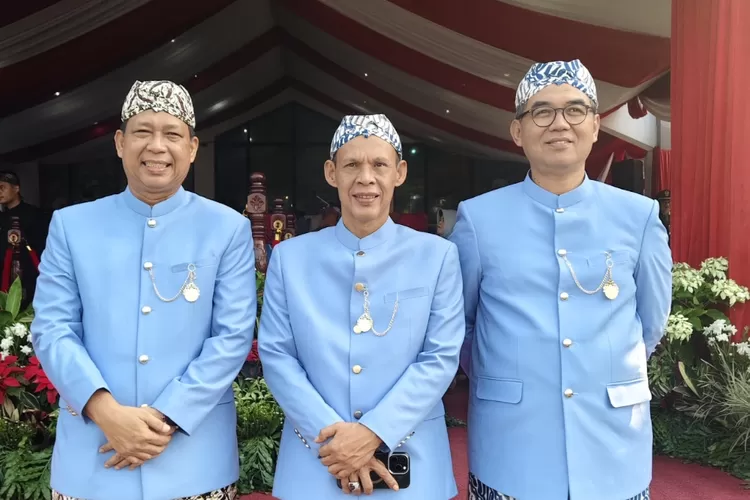 Kiri ke kanan: Wakil Ketua DPRD Kabupaten Bogor Junaidi Samsudin, Wakil Bupati Bogor Jaro Ade dan Sekda Kabupaten Bogot Ajat R. jatnika, saat hadir dalam peringatan HJB ke-543 pada Selasa, 3 Juni 2025.