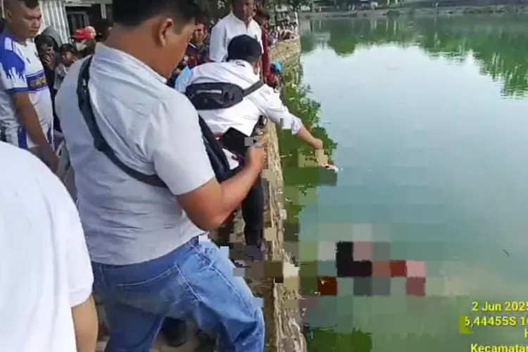 Suasana penemuan mayat pria di situ citayam, Kelurahan Bojong Pondok Terong, Kecamatan Cipayung, Kota Depok, Senin (2/6). (AGNESYA WIANDA/RADAR DEPOK)