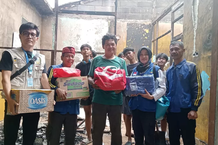 Tim tagana, RT dan RW serta Fasilitator Sistem Layanan dan Rujukan Terpadu (SLRT) Kelurahan Serua, saat menyambangi rumah warga korban kebakaran di RT3/2. Selasa (3/6) Sore.  (RISKYDWILESTARI/RADARDEPOK)