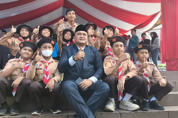 Bupati Rudy Susmanto bersama para pelajar.  (KABAR BOGOR)