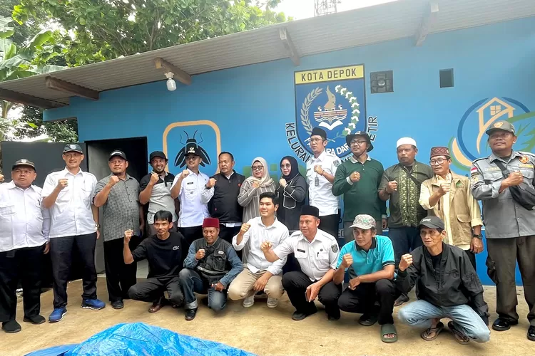 Aparatur Kecamatan Bojongsari dan Aparatur Kelurahan Pondok Petir dalam tinjauan UPS Maggot yang sudah berjalan 2 bulan di JalanH Ismat RT3/5, Kelurahan Pondok Petir, Kecamatan Bojongsari, Rabu (4/6) Siang.  (RISKY DWI LESTARI/RADAR DEPOK)