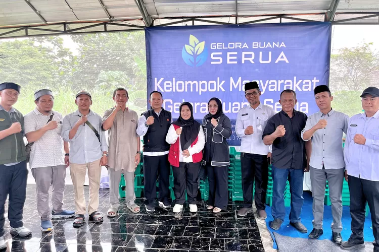 Aparatur Kelurahan Serua, Camat Bojongsari dan DPRD Kota Depok Qonita Lutfiyah saat di Hanggar Maggot Jalan H Muhari RT3/1 Kelurahan Serua, Kecamatan Bojongsari, Rabu (4/6) Siang.  (RISKYDWILESTARI/RADARDEPOK)